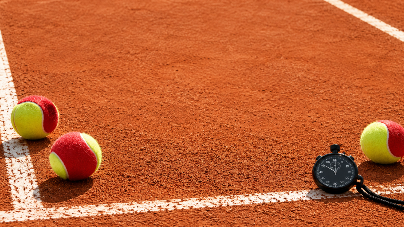 Mingi de tenis și un cronometru pe zgură, ilustrând organizarea timpului între școală și antrenamente.