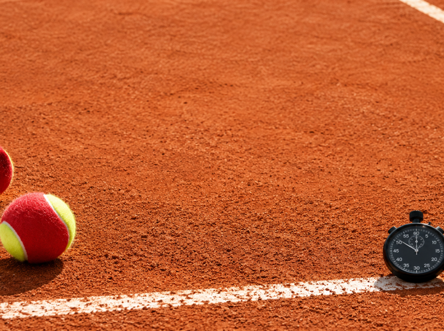 Mingi de tenis și un cronometru pe zgură, ilustrând organizarea timpului între școală și antrenamente.